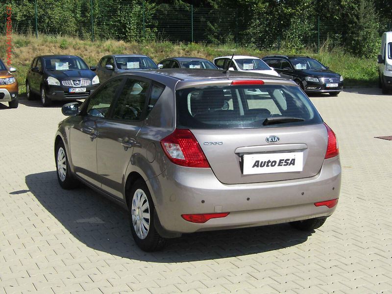 Kia Ceed (2010) 1.4CVVT, ČR, AC, park.čidla - fotka 6 z 15