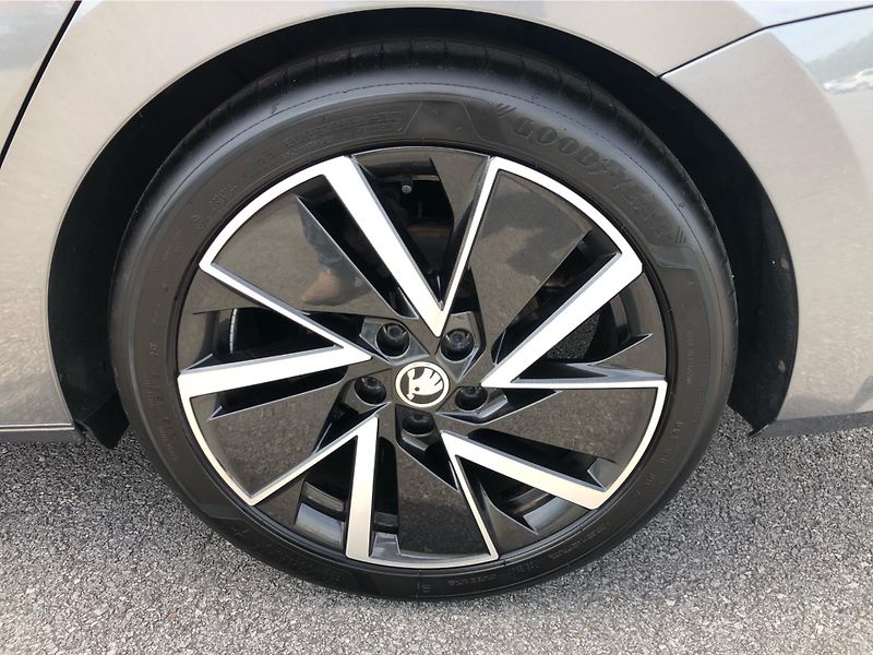 Škoda Octavia COMBI 2.0 TDi DSG 7 st. SPORTL - fotka 14 z 28