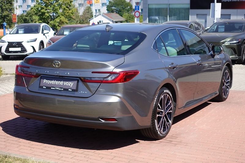 Toyota Camry 2,5 HEV Executive - fotka 4 z 36