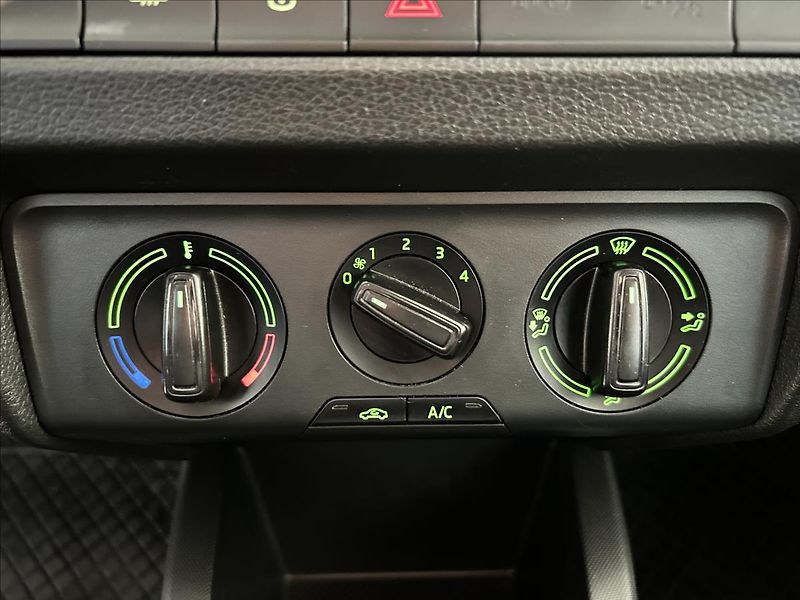 Škoda Fabia 1,0   TSI 70kW,SERVISKA,PŮVOD - fotka 17 z 23