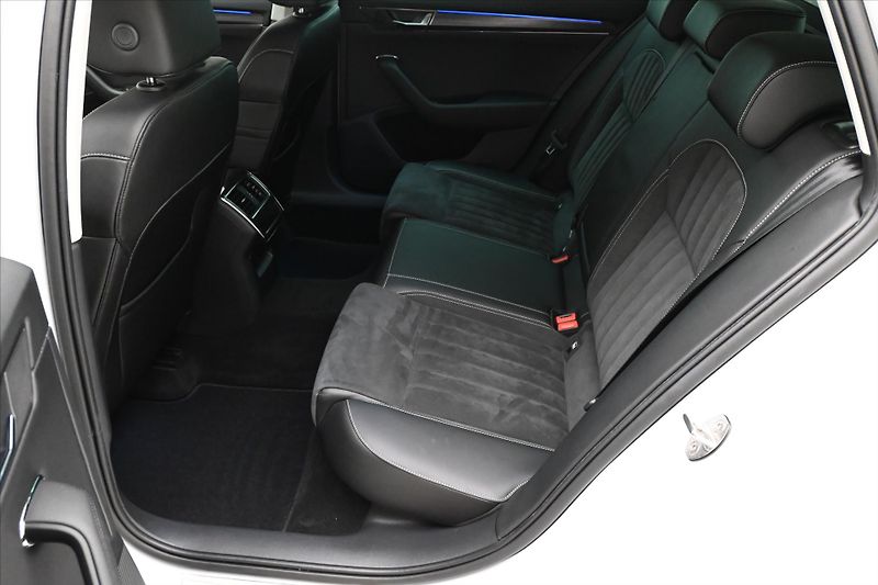 Škoda Superb 2,0 TDI 147 kW DSG 4x4 Style Z - fotka 14 z 30