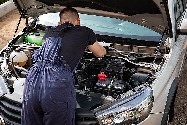 Oprava nebo kompletní výměna zadřených vstřikovačů u moderních vznětových motorů, které zničila voda a kaly ze staré nafty, se dnes snadno vyšplhá k hranici padesáti tisíc korun., zdroj: Magic Booster/Wikimedia CC BY 4.0