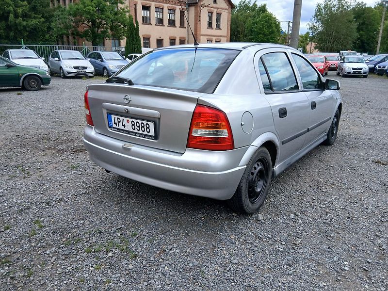 Opel Astra 1.2i - fotka 8 z 23