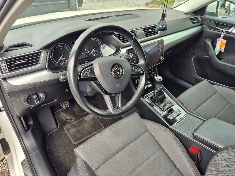Škoda Superb (2017) 2.0 TDI Navi,Xenony,TOP - fotka 25 z 42