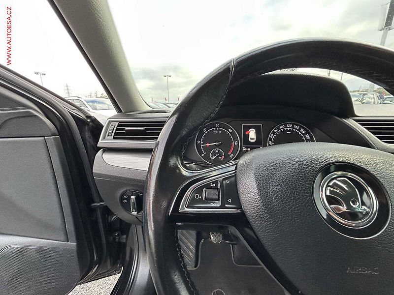 Škoda Superb (2016) 1.6 TDi, AC, výhřev sed. - fotka 18 z 19