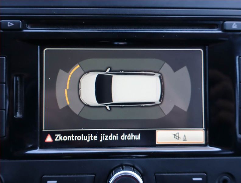 Volkswagen Touran (2013) 1.6 TDI, Automat, Navi - fotka 16 z 18