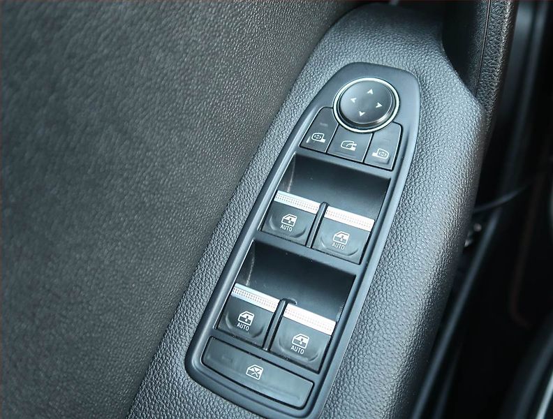 Renault Captur (2020) 1.3 TCe, Automat, Serv.kniha - fotka 17 z 19