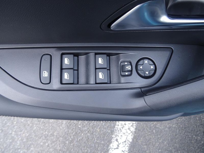 Peugeot 2008 (2026) ALLURE Turbo 100k MAN6 - fotka 17 z 43