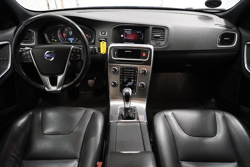 Volvo V60 (2016)  D4 MOMENTUM - fotka 15 z 24