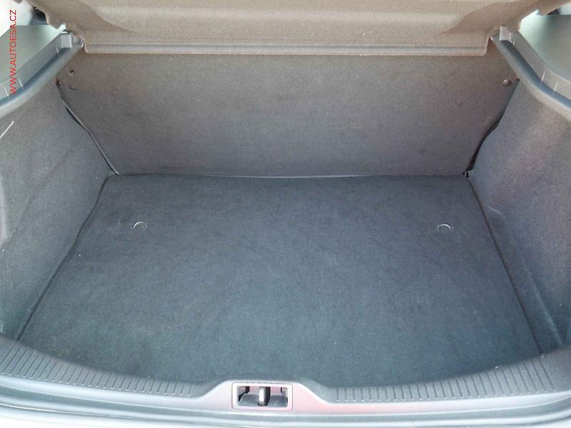Renault Mégane (2010) 1.6i, 1.maj,ČR, AC, tempo - fotka 7 z 19