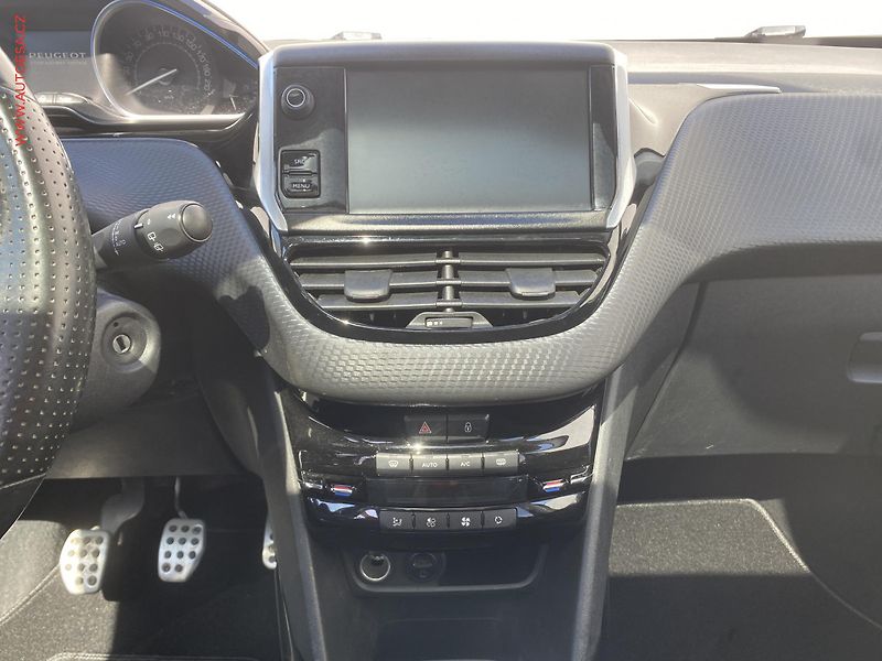 Peugeot 2008 (2017) 1.2PT, Crossway, navi, panor - fotka 12 z 17