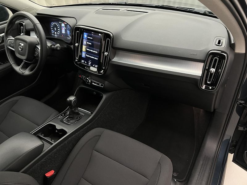 Volvo XC40 D3 MOMENTUM PRO MAN - fotka 19 z 34