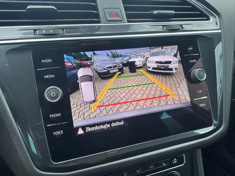 Volkswagen Tiguan (2020) R-LINE 1,5 TSI 110 KW 1. MAJ - fotka 48 z 50