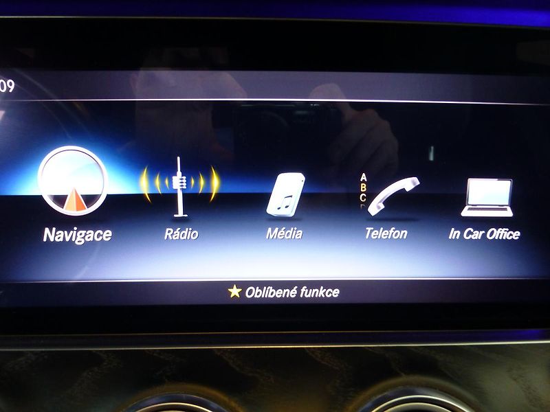Mercedes-Benz Třídy E (2019) 220D*VYHŘ.SED**LED*4X4**KAMERA - fotka 14 z 32