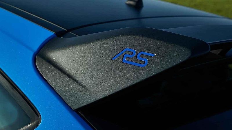 Bíle kouřící Ford Focus RS s vadným těsněním pod hlavou.