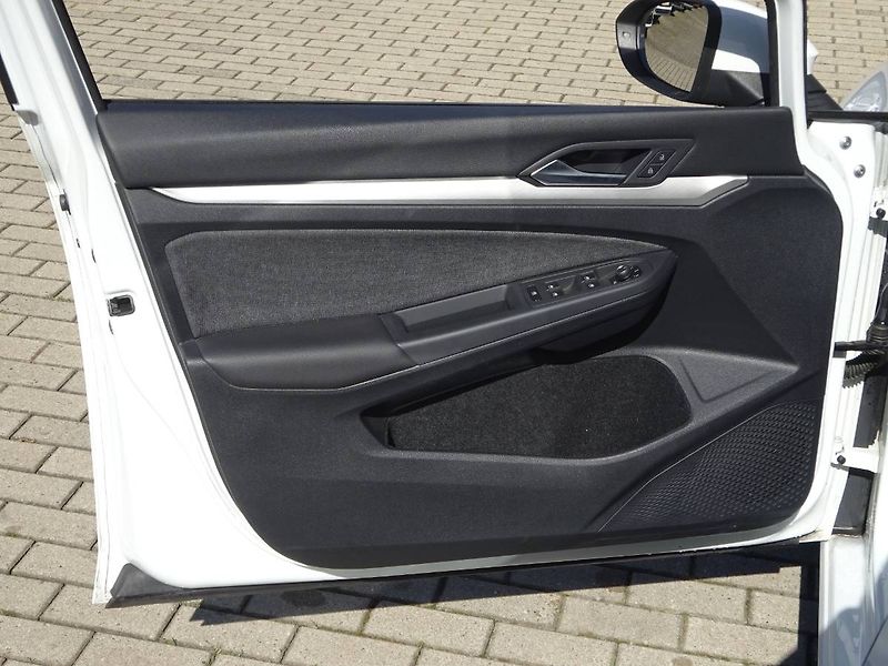 Volkswagen Golf (2022) 1,0TSi /81kW Variant Life - fotka 19 z 27