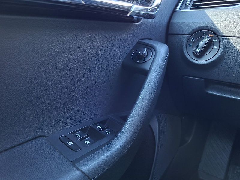 Škoda Octavia COMBI 2,0 TDI 150k M6 - fotka 25 z 25