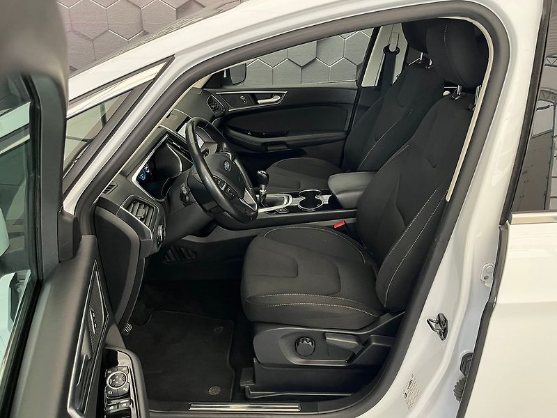Ford S-MAX 2.0 EB Titanium LED manuál - fotka 25 z 65