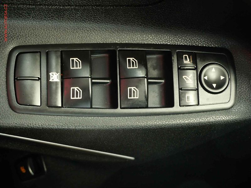 Mercedes-Benz Třídy M (2006) 3.0 CDI ML280 4Mat - fotka 14 z 21