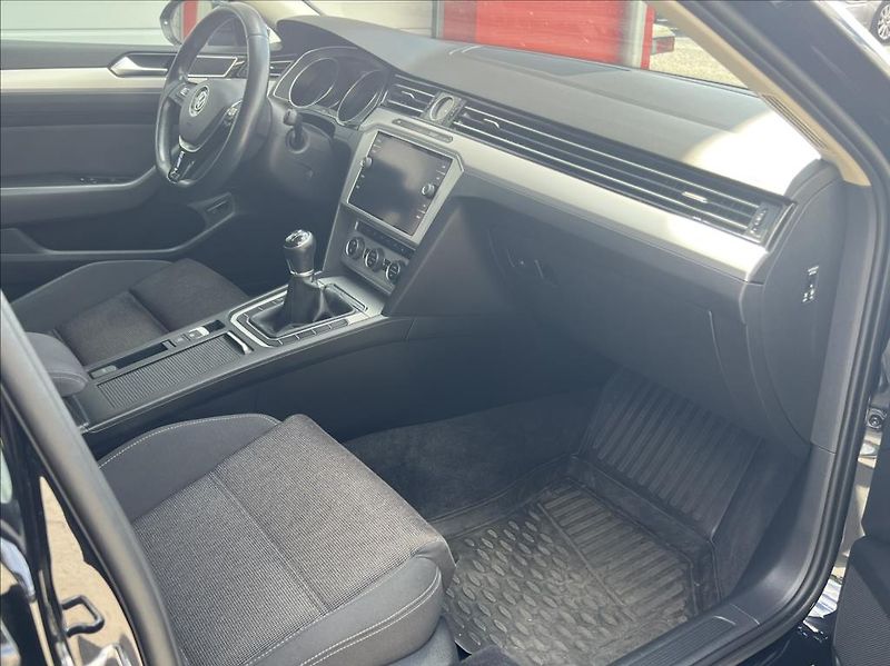 Volkswagen Passat 2,0 TDi MATRIX ComfortLine - fotka 19 z 28
