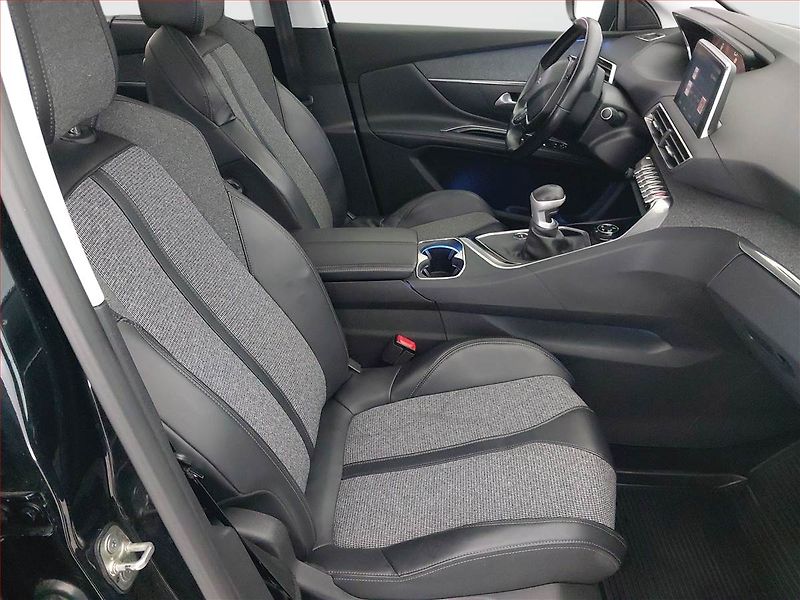 Peugeot 5008 (2018) 1.5 BlueHDi, 7 míst, Kůže - fotka 9 z 22
