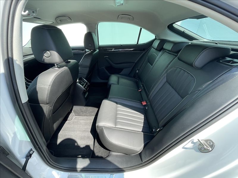Škoda Superb 2,0 DSG 4x4 L&K LEDmatrix+360° - fotka 17 z 25