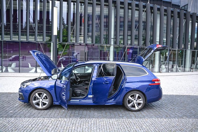Peugeot 308 (2020) GT NAVI1.5 BlueHDi ČR 1MAJITEL - fotka 8 z 33