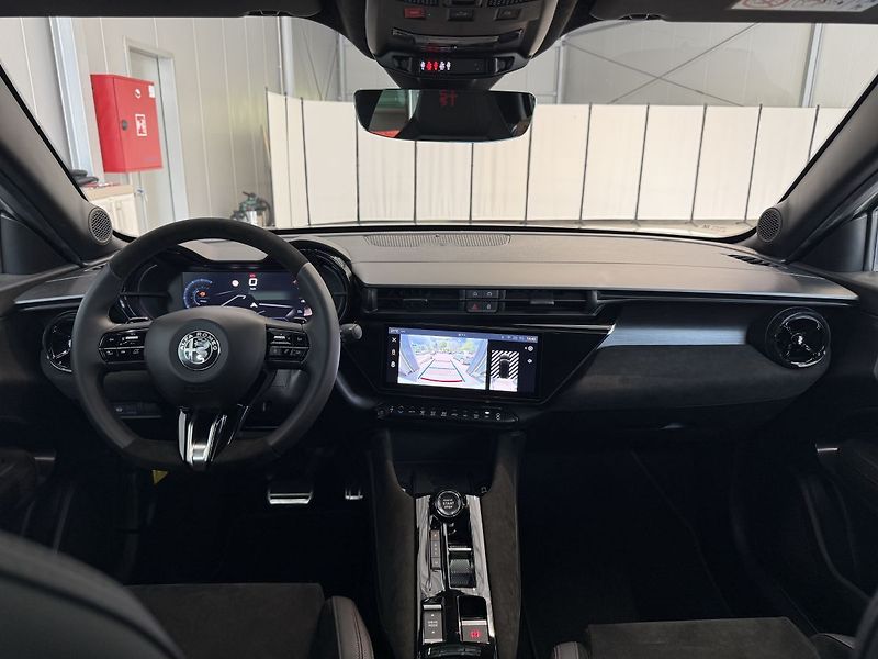 Alfa Romeo Junior (2025) Ibrida Q4 Speciale 1.2 Turbo H - fotka 7 z 22