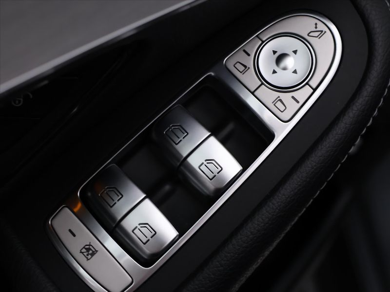 Mercedes-Benz GLC 2,0 220d 143kW 4X4 LED - fotka 15 z 37