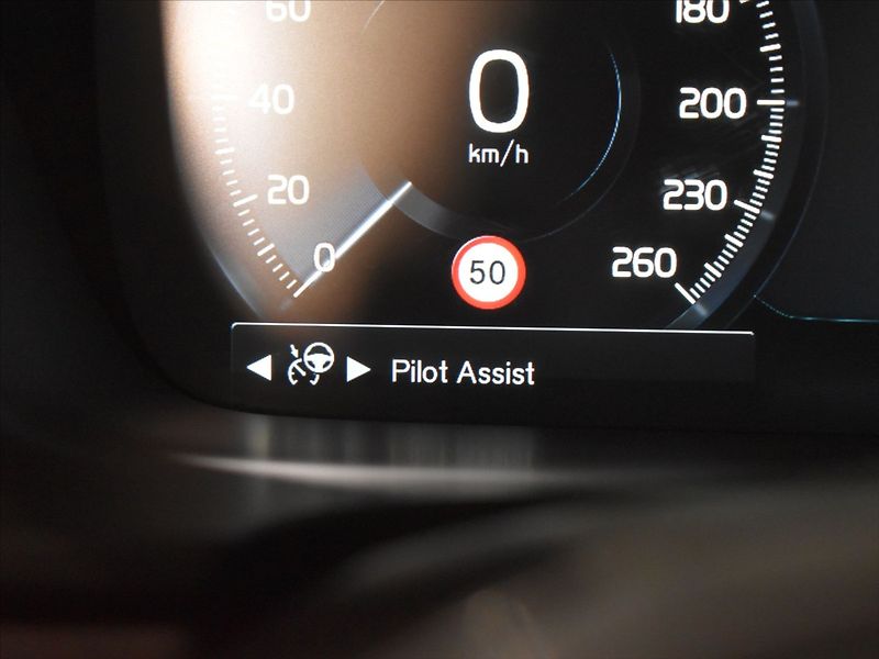 Volvo V90 2,0 D5 AWD CC PRO - fotka 23 z 28