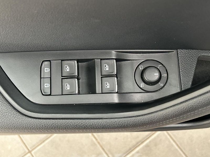Škoda Superb 2.0 TDI L & K - fotka 22 z 35