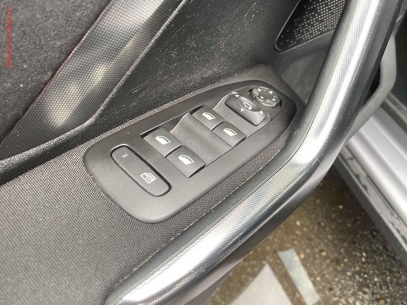 Peugeot 2008 (2017) 1.2 PT, Allure, navi, kamera - fotka 13 z 17