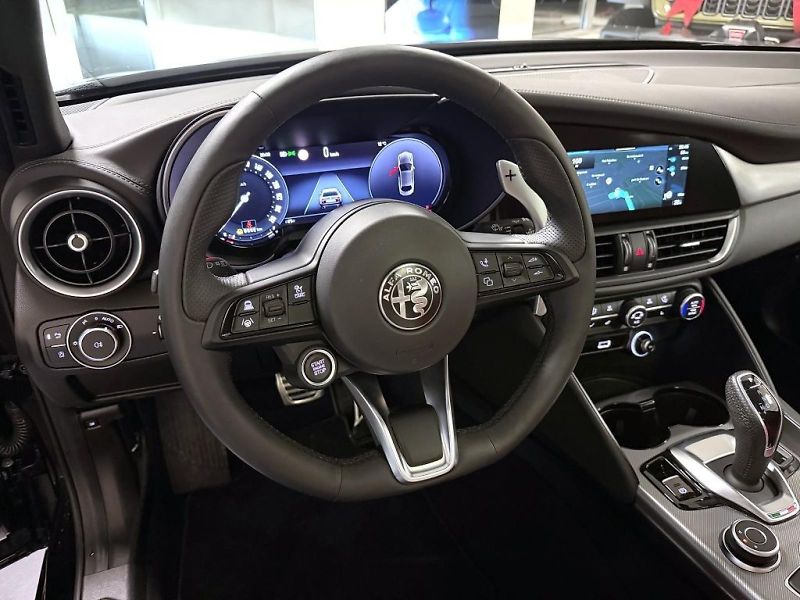 Alfa Romeo Giulia (2024) 2.0T 280k AT8 ZF Q4 4x4 Veloce - fotka 17 z 23
