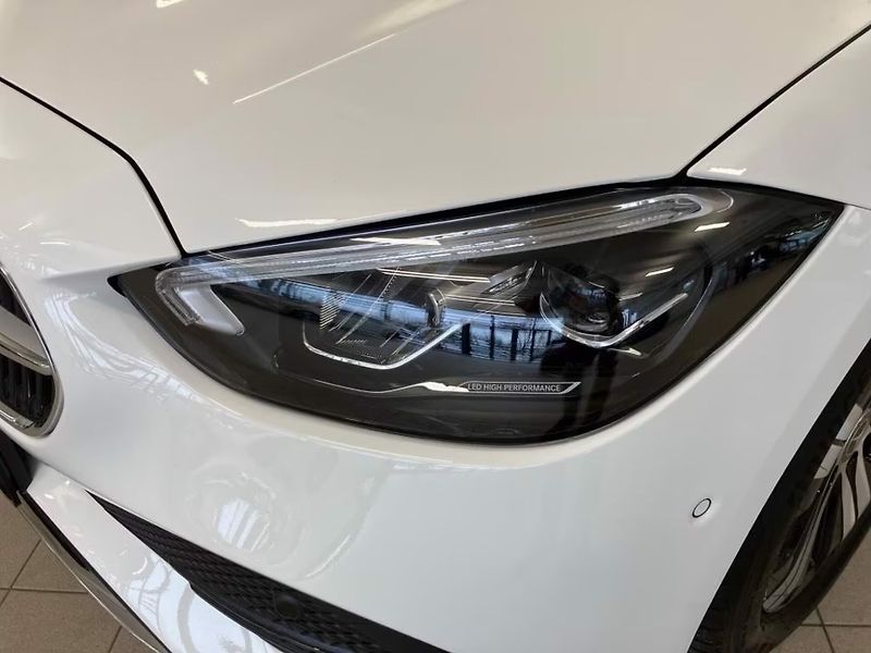 Mercedes-Benz Třídy C 180 Avantgarde Pano Paměť Kam - fotka 7 z 19