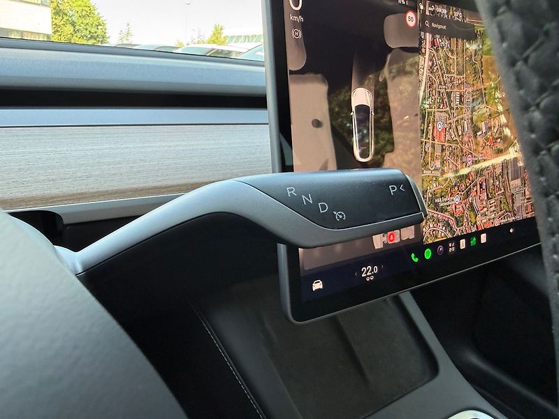 Tesla Model Y Standrart Range LFP Tažné - fotka 36 z 43