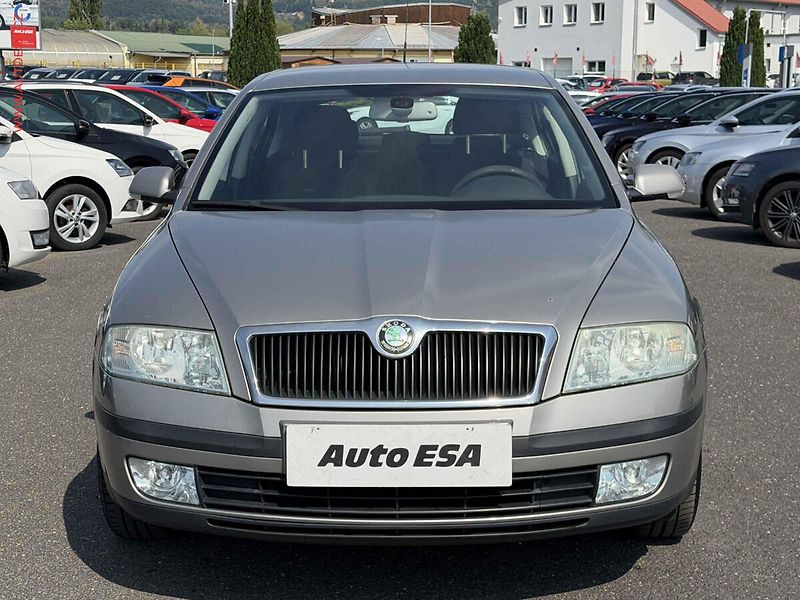 Škoda Octavia (2007) 1.6i, AC, el. výbava - fotka 2 z 16
