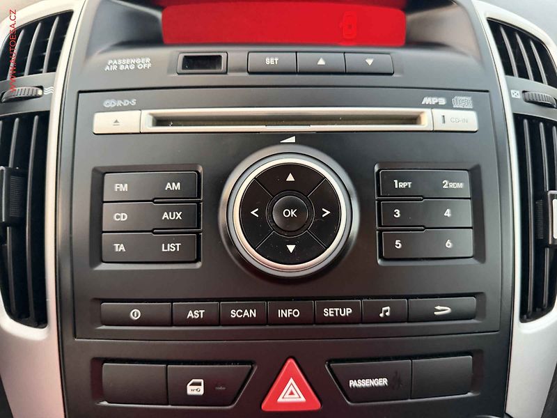 Kia Ceed (2010) 1.4CVVT, ČR, AC, park.čidla - fotka 14 z 16