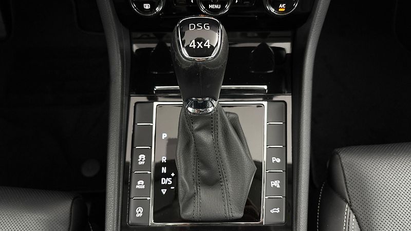 Škoda Superb 2.0 TDI DSG 4x4 L&K Combi - fotka 29 z 33