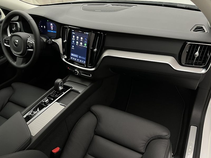 Volvo V60 (2026) B4 PLUS DARK AUT - fotka 18 z 44