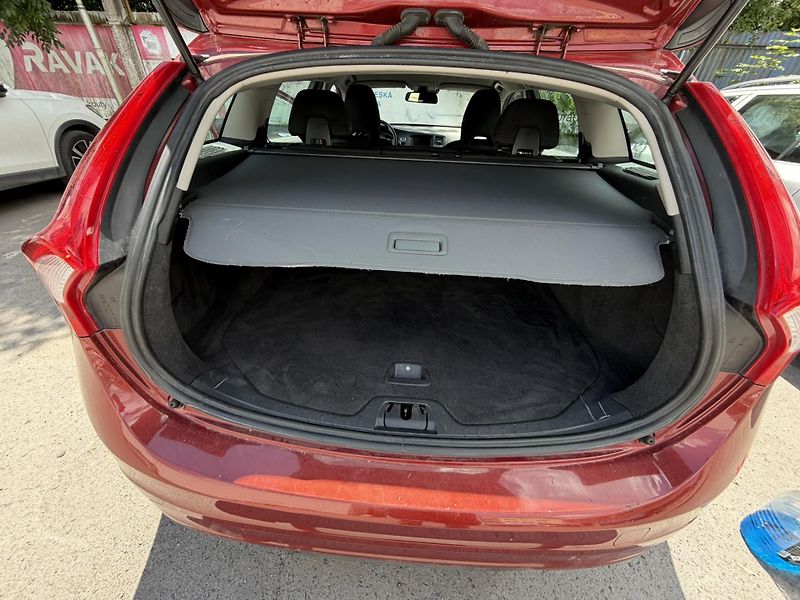 Volvo V60 (2014) - fotka 17 z 34