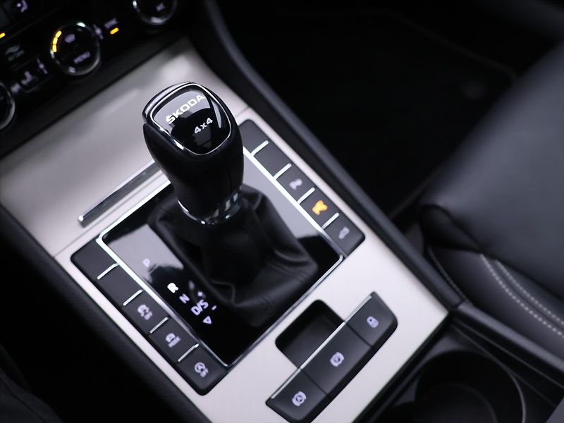 Škoda Superb 2,0 TDI 147kW 4x4 L&K DSG DPH - fotka 33 z 46