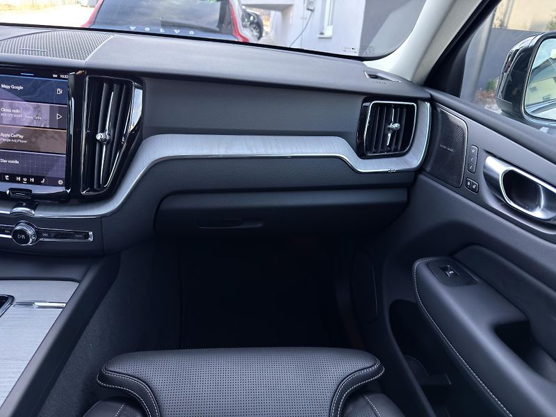Volvo XC60 B5 AWD PLUS DARK // REZERVACE - fotka 22 z 45