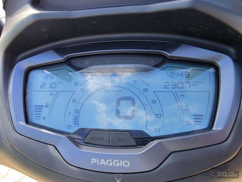 Piaggio Beverly 300 S (2025) - fotka 17 z 20