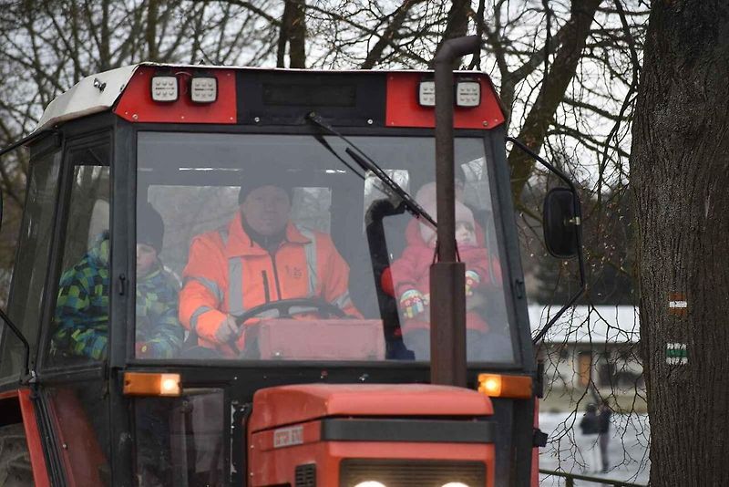Táta, brácha a já, jedeme v tom spolu. V Suchém pořádali v pondělí vánoční jízdu traktorů.