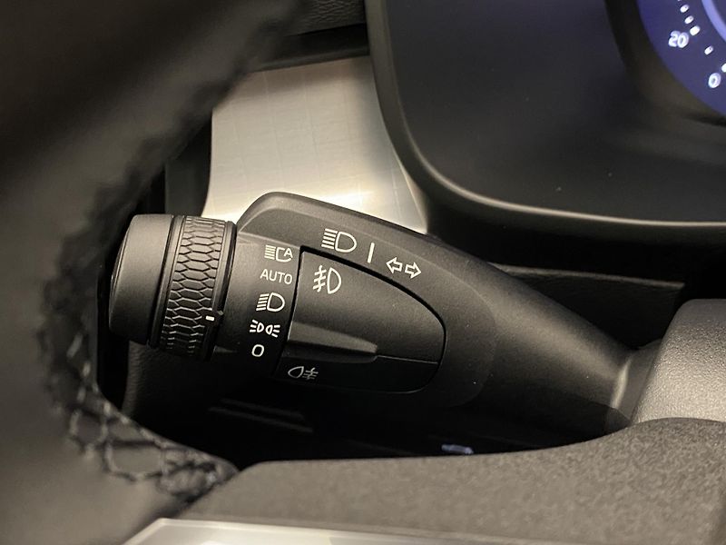 Volvo XC40 (2025) B3 AUT DARK PLUS - fotka 33 z 48