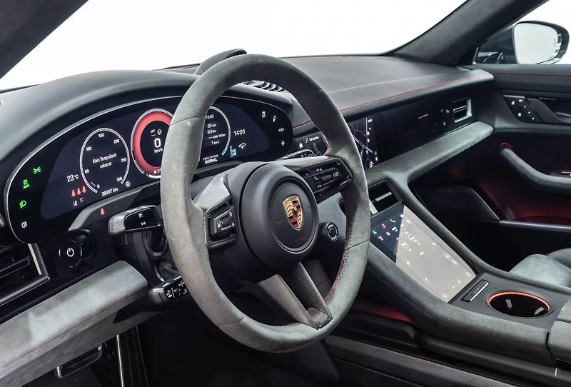 Porsche Taycan GTS Sport Turismo Burm HuD Inn - fotka 15 z 26