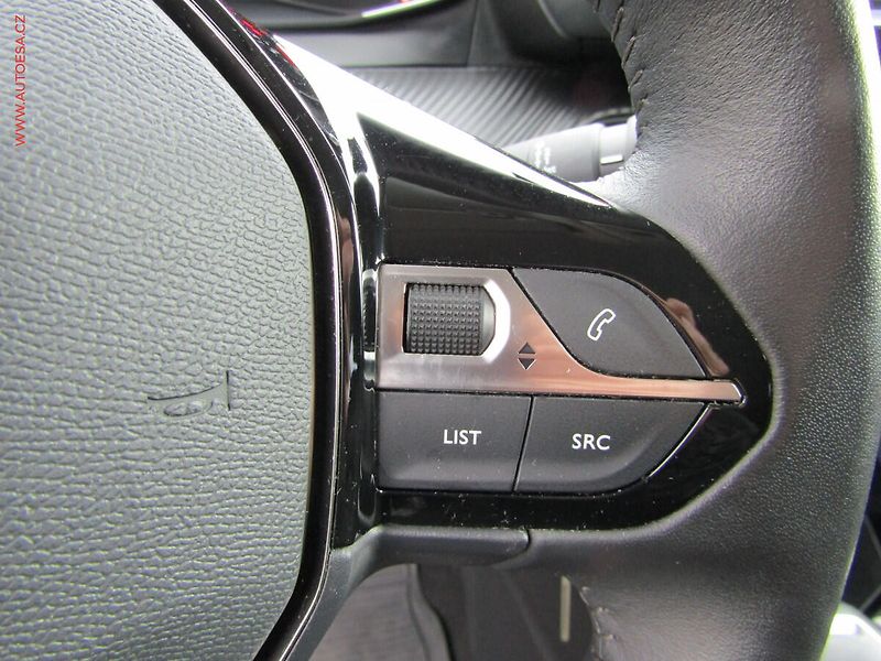 Peugeot 2008 (2022) 1.2PT, ČR, LED, park.čidla - fotka 16 z 22