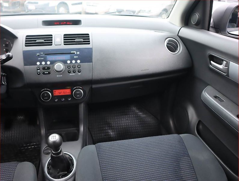 Suzuki Swift (2007) 1.3 i, po STK, levný provoz - fotka 8 z 15