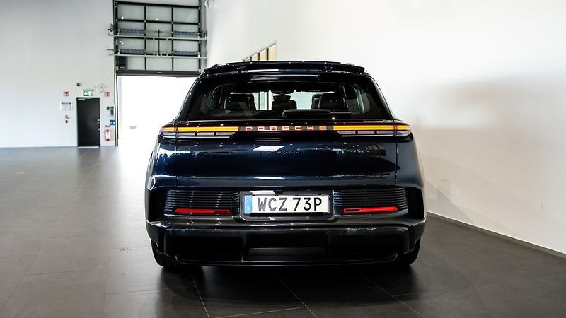 Porsche Cayenne Electric HuD Pano Display spol - fotka 5 z 18