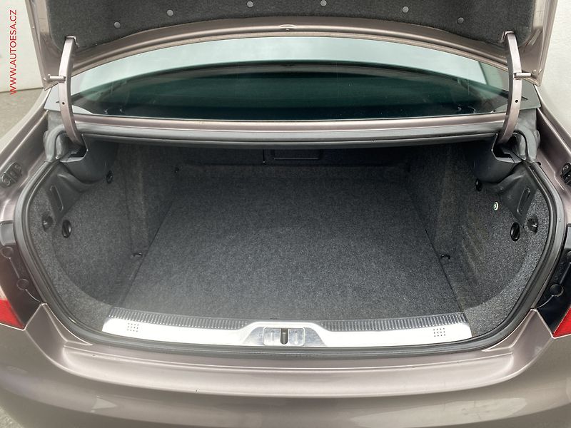 Škoda Superb (2012) 2.0 TDi, Ambition - fotka 7 z 17